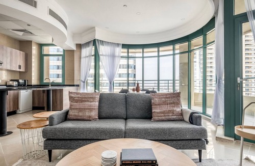 Dubai Apartment | Blueground | Dubai Marina, pool, nr Jumeirah Beach