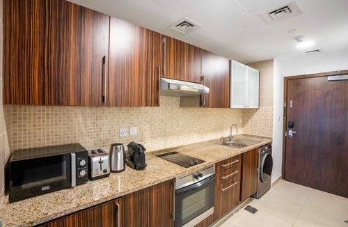 Jumeirah Lake Towers Apartment | Blueground | JLT, pool, nr Almas Tower