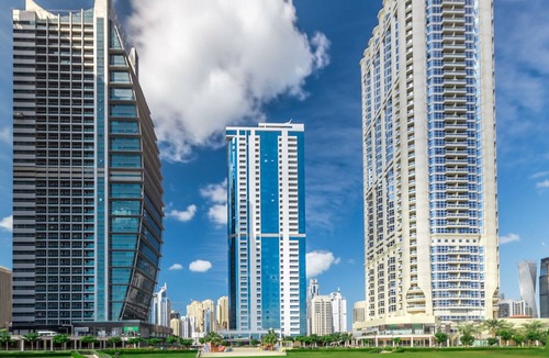 Jumeirah Lake Towers Apartment | Blueground | JLT, pool, nr Almas Tower