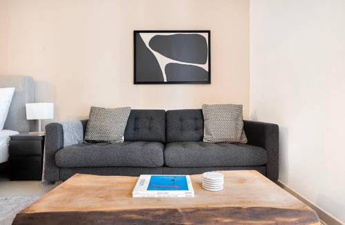 Jumeirah Lake Towers Apartment | Blueground | JLT, pool, nr Almas Tower