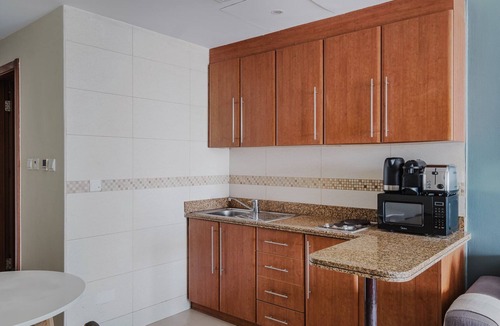 Jumeirah Lake Towers Apartment | Blueground | JLT, pool, nr Dubai Marina