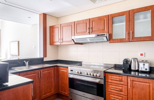 Jumeirah Lake Towers Apartment | Blueground | JLT, pool, nr Lake