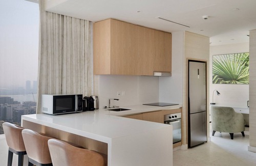 Palm Jumeirah Apartment | Blueground | The Palm Jumeirah, pool, nr Atlantis