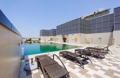 Trade Center Apartment | Blueground | Trade Centre 1, pool, nr Dubai Mall