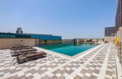 Trade Center Apartment | Blueground | Trade Centre 1, pool, nr Dubai Mall