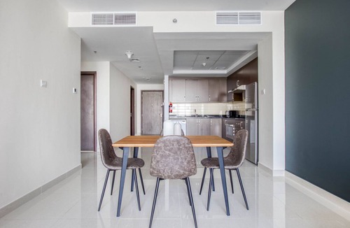 Trade Center Apartment | Blueground | Trade Centre 1, pool, nr Dubai Mall