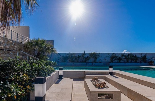 Aousja Villa | Borderline Metline
