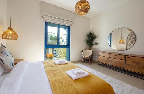 Palm Jumeirah Villa | Breathtaking Villa With Roof Garden and Beach access
