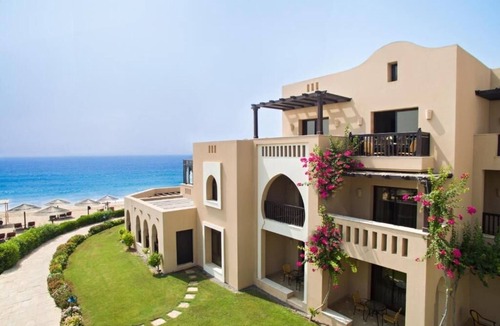 Al Aqah Hotel | Bright Room Close to the Snorkeling Fun Getaway – Stunning Garden Views Await