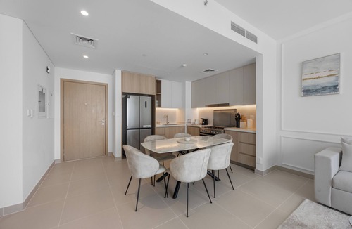 Dubai Apartment | Burj Khalifa Views l Luxury Stay with Pool & Gym
