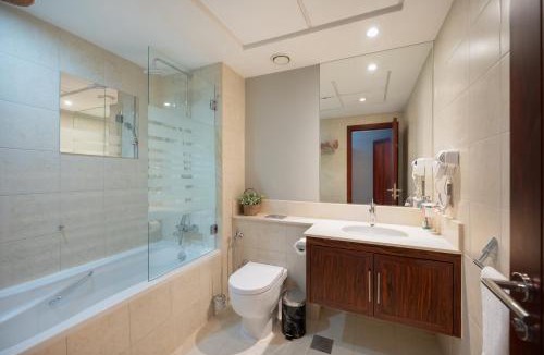 Downtown Dubai Apartment | Burj Residence by Radiance Vacation Stays