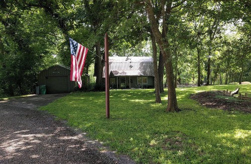Canyon Lake Cabin | Charming Cozy 2-bedroom cabin with WiFi, in enchanting Canyon Lake on the River