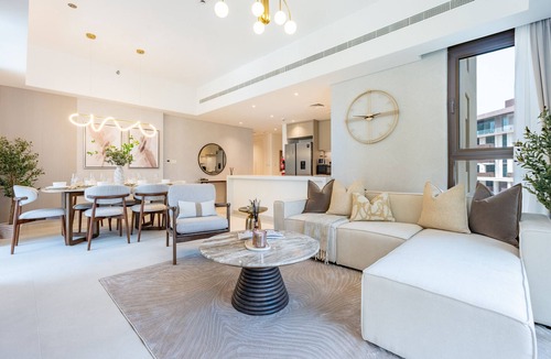 Umm Suqeim 3 Apartment | Chic 2BR Retreat with Assistant Room, Short Minutes Drive to MOE and the Beach