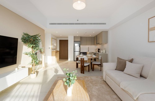 Umm Suqeim 3 Apartment | Chic MJL Retreat | Steps to Souk Madinat & Burj Al Arab