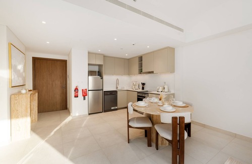 Umm Suqeim 3 Apartment | Chic MJL Retreat | Steps to Souk Madinat & Burj Al Arab