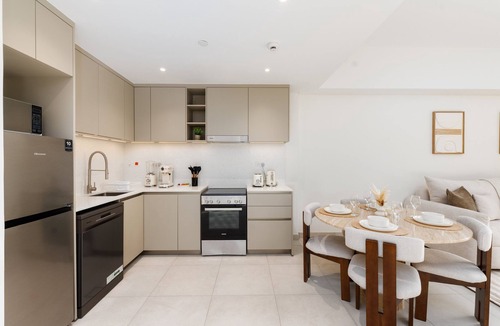 Umm Suqeim 3 Apartment | Chic MJL Retreat | Steps to Souk Madinat & Burj Al Arab