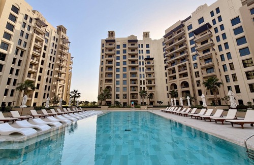 Umm Suqeim 3 Apartment | Chic MJL Retreat | Steps to Souk Madinat & Burj Al Arab