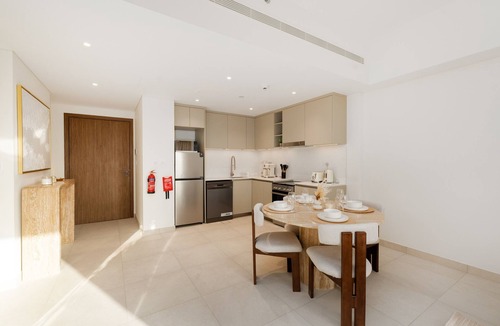 Umm Suqeim 3 Apartment | Chic MJL Retreat | Steps to Souk Madinat & Burj Al Arab