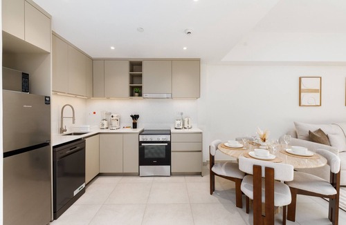 Umm Suqeim 3 Apartment | Chic MJL Retreat | Steps to Souk Madinat & Burj Al Arab