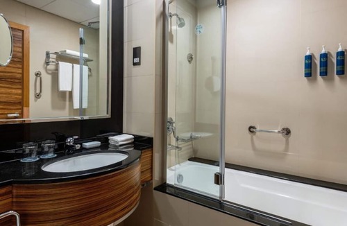 Al Mankhool Apartment | Classic King Room Near Sharaf DG Metro