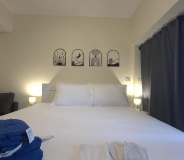 Jumeirah Lake Towers Apartment | Click Stay - JLT - Entire Studio & Balcony Lakes view Apartment -HW