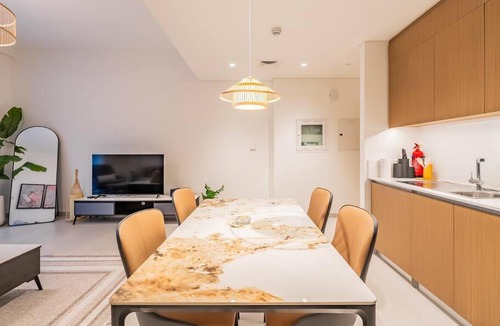 Dubai Apartment | Coastal Charm Casita : 1BR Creek Beach Elegance