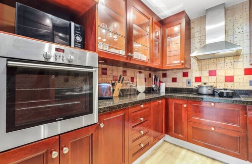 Downtown Dubai Apartment | Cozy 1BR Apartment | Close to Mall, Metro, and Dining