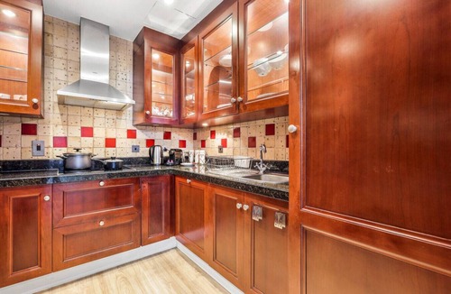 Downtown Dubai Apartment | Cozy 1BR Apartment | Close to Mall, Metro, and Dining