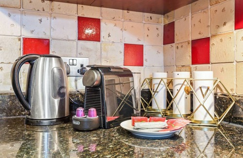 Downtown Dubai Apartment | Cozy 1BR Apartment | Close to Mall, Metro, and Dining