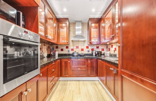 Downtown Dubai Apartment | Cozy 1BR Apartment | Close to Mall, Metro, and Dining