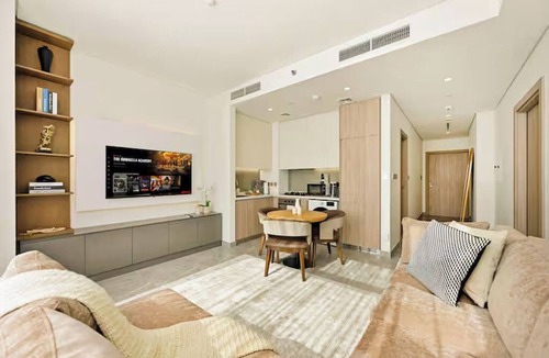 Downtown Dubai Apartment | Curated High-Floor 1BR/Water View/Peninsula 1