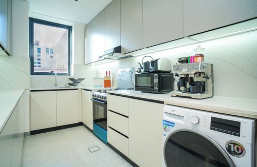 Al Satwa Apartment | Designer 1BR+Studywith DIFC Skyline View & Pool+Gym