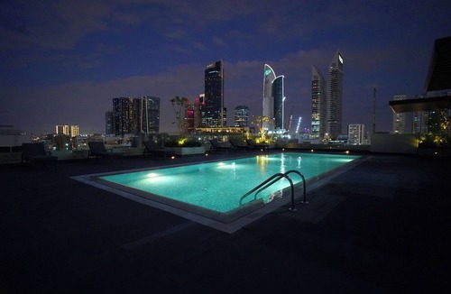 Al Satwa Apartment | Designer 1BR+Studywith DIFC Skyline View & Pool+Gym