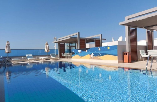 Umm Suqeim 1 Apartment | Executive Room Near Kite Beach By Luxury Bookings