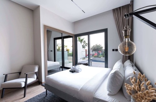 Jumeirah Village Circle Apartment | Free housekeeping visits during your stay - StayShort - JVC Apartment with Private Balcony Sleeps 4