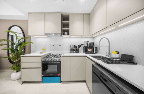 Umm Suqeim 3 Apartment | Free housekeeping visits during your stay - StayShort - Modern 1BR Retreat in MJL Sleeps 4