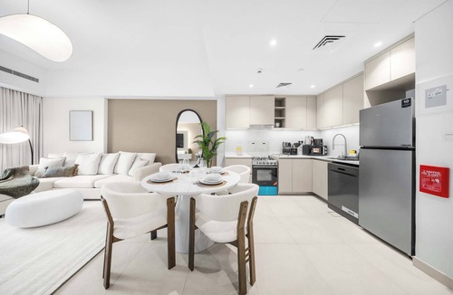 Umm Suqeim 3 Apartment | Free housekeeping visits during your stay - StayShort - Modern 1BR Retreat in MJL Sleeps 4