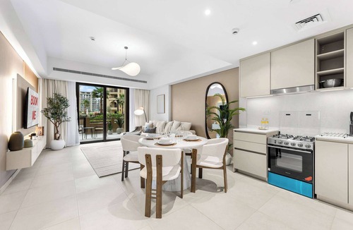 Umm Suqeim 3 Apartment | Free housekeeping visits during your stay - StayShort - Modern 1BR Retreat in MJL Sleeps 4