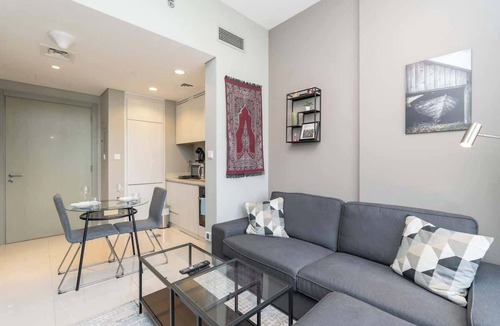 Downtown Dubai Apartment | Free housekeeping visits during your stay - StayShort - Elegant 1BR Apartment in Business Bay Canal Views