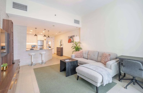 Jumeirah Lake Towers Apartment | Free housekeeping visits during your stay - StayShort - Modern 1 Bedroom in JLT Sleeps 2 with Lake Views