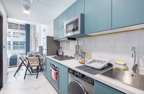 Al Barsha Apartment | Free housekeeping visits during your stay - StayShort - Deluxe Studio in Al Barsha with Pool and Gym Access Sleeps 2