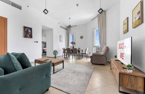 Barsha Heights Apartment | Free housekeeping visits during your stay - StayShort - Stylish Barsha Heights Retreat with Swimming Pool for 2