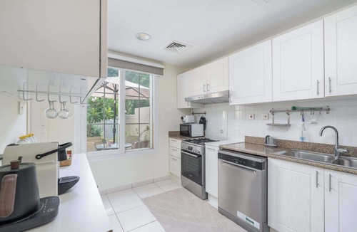 Dubai Villa | Free housekeeping visits during your stay - StayShort - Vibrant Villa in Springs 11 Sleeps 6 with Balcony!