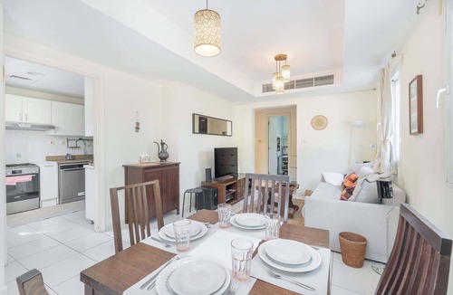 Dubai Villa | Free housekeeping visits during your stay - StayShort - Vibrant Villa in Springs 11 Sleeps 6 with Balcony!
