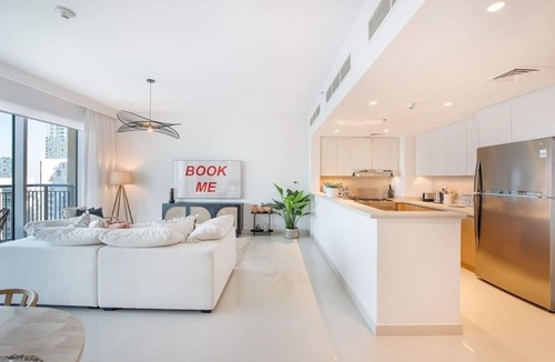 Dubai Apartment | Free housekeeping visits during your stay - StayShort - Stylish Cozy 3-Bedroom Apartment with Harbour Views in Dubai Creek Harbour
