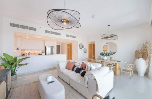 Dubai Apartment | Free housekeeping visits during your stay - StayShort - Stylish Cozy 3-Bedroom Apartment with Harbour Views in Dubai Creek Harbour