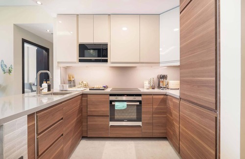 Dubai Apartment | Free housekeeping visits during your stay - StayShort - Peaceful 1-Bedroom with Relaxing Balcony in Liwan!
