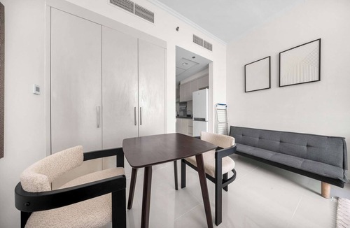 Dubai Apartment | Free housekeeping visits during your stay - StayShort - Damac Hills Sleeps 3 close to Golf Courses!