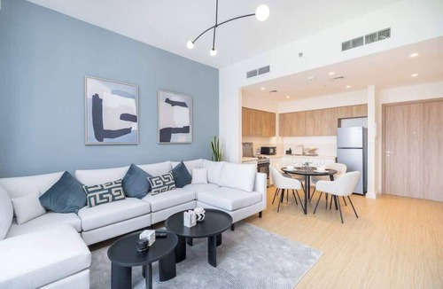Dubai Apartment | Free housekeeping visits during your stay - StayShort - Chic 1-Bed for 4 in Prime Dubai Hills Location!