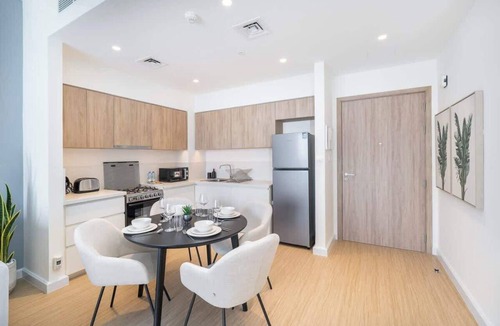 Dubai Apartment | Free housekeeping visits during your stay - StayShort - Chic 1-Bed for 4 in Prime Dubai Hills Location!